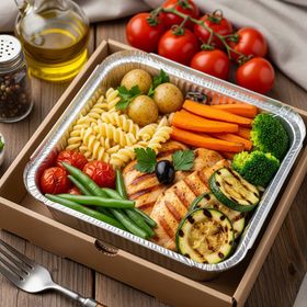 Hot food served in a 1600ml foil container with lid – perfect for maintaining temperature in takeaway meals